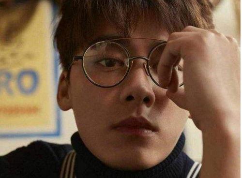 戴眼镜吃瓜娱乐圈博主,揭秘幕后故事与八卦风云